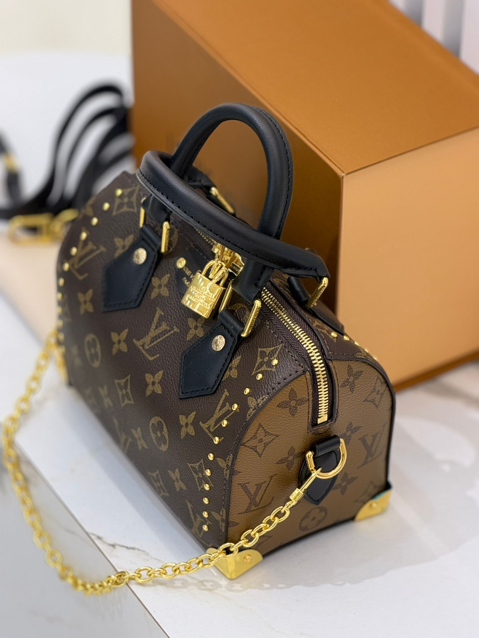شنط Lv حجم القاعدة 20 سم