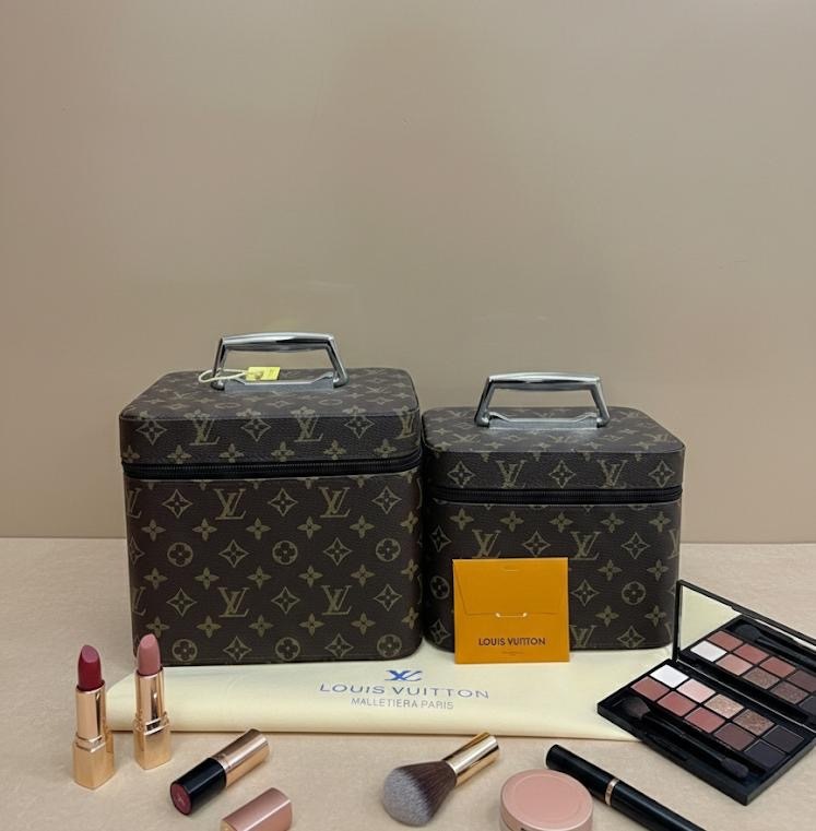 شنط مكياج Lv