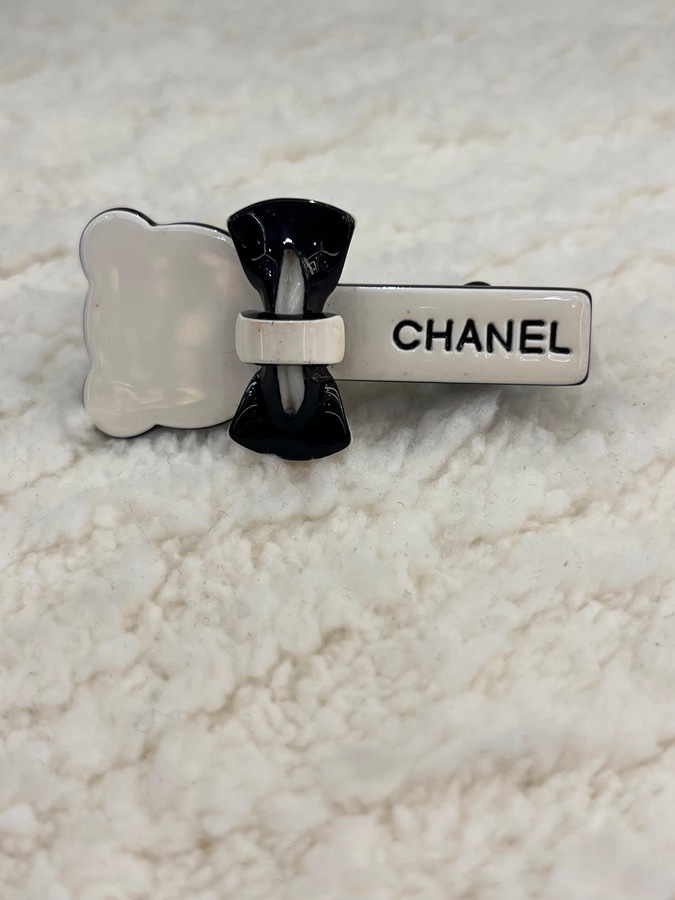 مشبك شعر شانيل