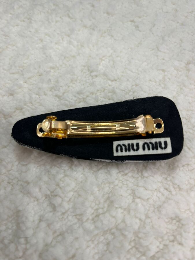 مشبك شعر miu miu