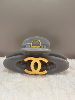 مشبك شعر شانيل