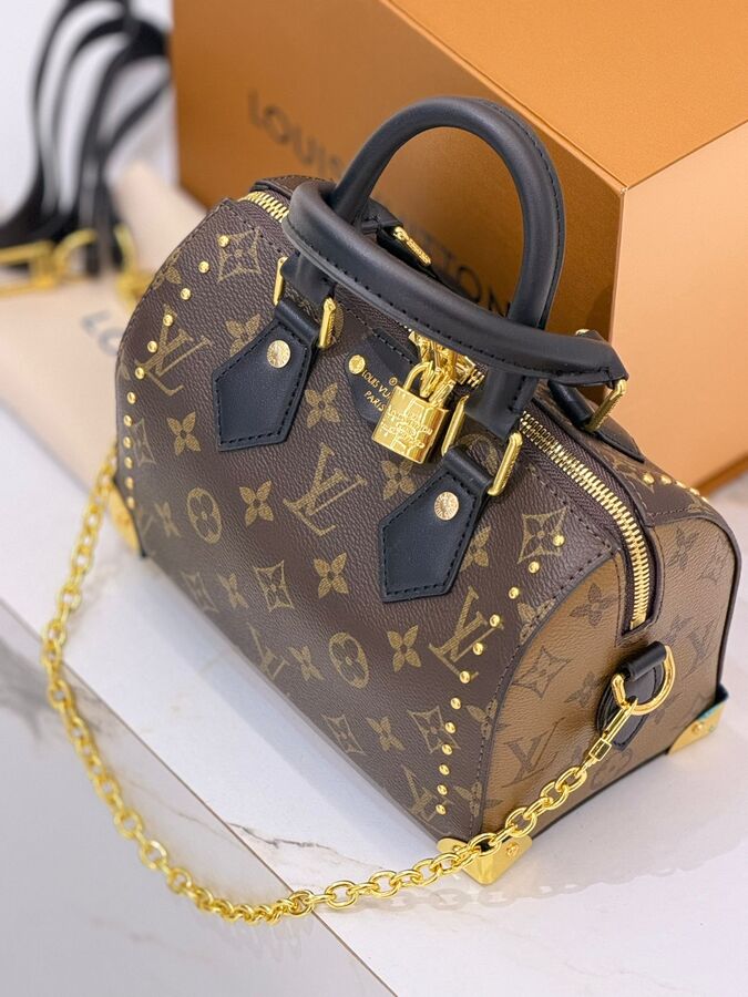 شنط Lv حجم القاعدة 20 سم