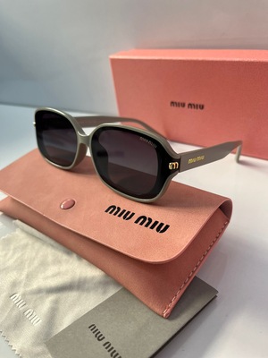 نظارة شمسية من miu miu