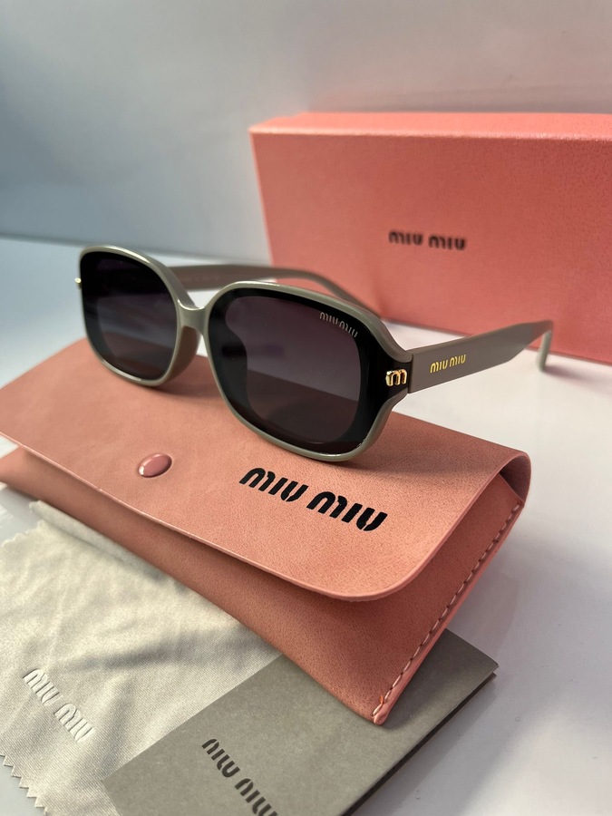 نظارة شمسية من miu miu
