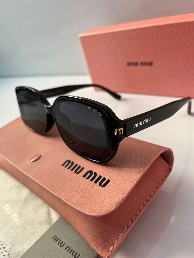 نظارة شمسية من miu miu