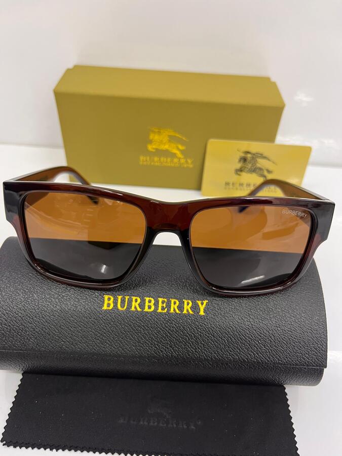 نظارة شمسية من BURBERRY