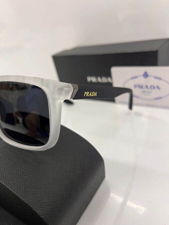 نظارة شمسية من PRADA