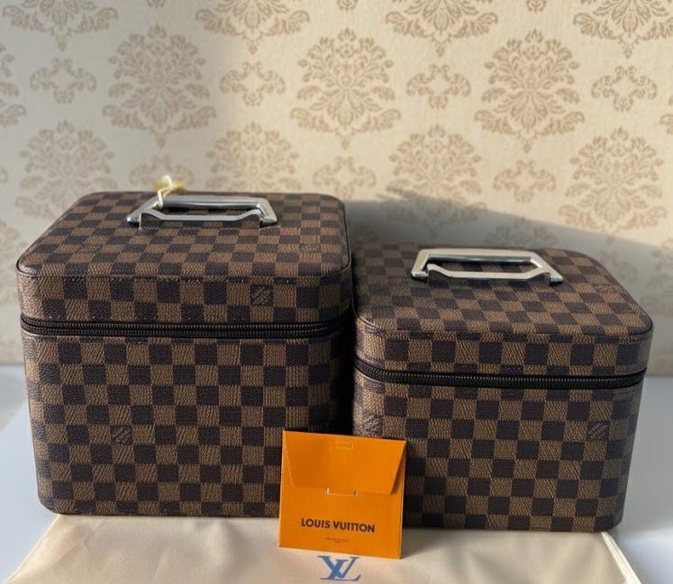 شنط مكياج LV