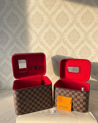 شنط مكياج LV